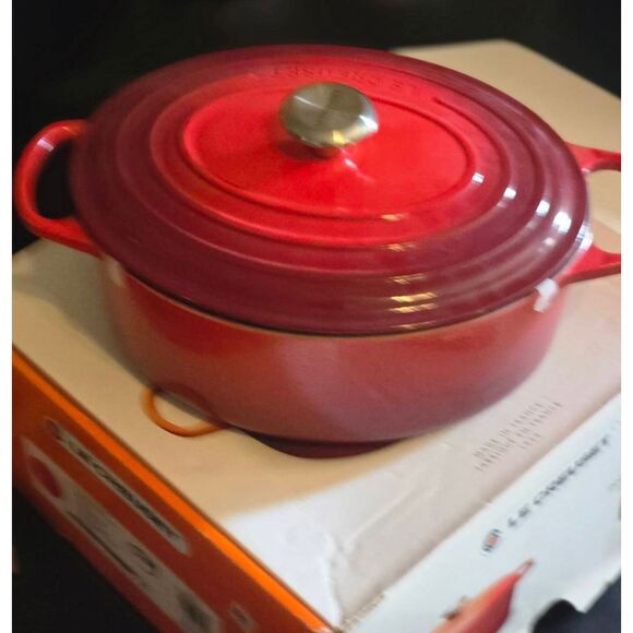 Le Creuset Signature Oval 6 3/4QT Casserole- Cerise - Picture 8 of 15